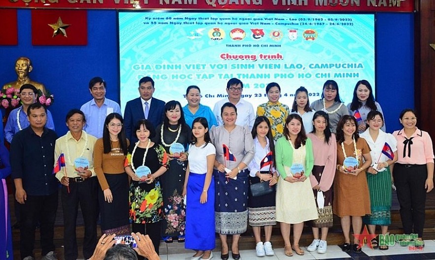 The delegates congratulated Vietnamese families who adopted students from Laos and Cambodia. (Photo: People's Army Newspaper)