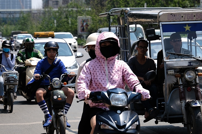 vietnamese people strunggling with record scorching