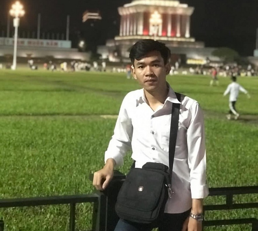 A Lao student at Ho Chi Minh Mausoleum. Photo: VNT.