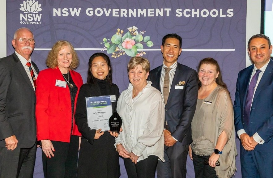 Vietnamese Girl In Australia Receives The Best Academic Achievement Award