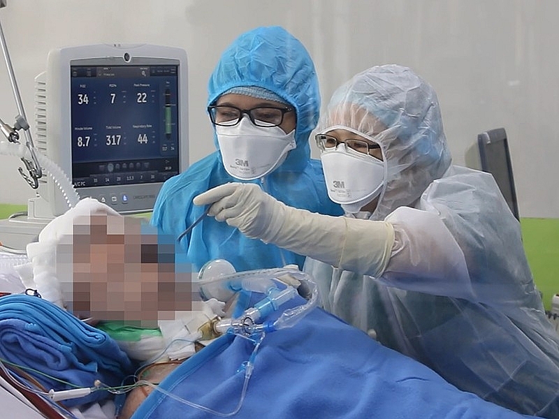 critically ill british pilot coronavirus patient smiles shakes hands with doctors