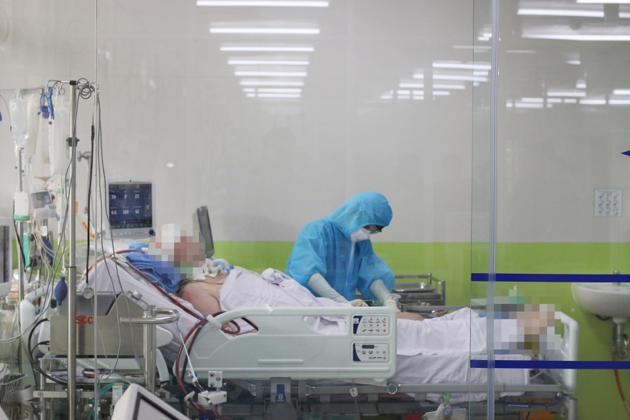 critically ill british pilot coronavirus patient smiles shakes hands with doctors