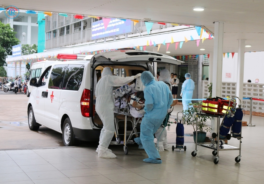 critically ill british pilot coronavirus patient smiles shakes hands with doctors