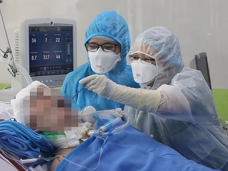 Critically ill British pilot coronavirus patient smiles, shakes hands with doctors