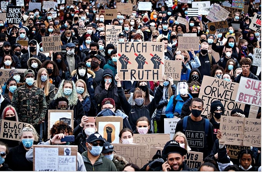 protests and riots in america update two buffalo officers shoving 75 year old protester charged with assault