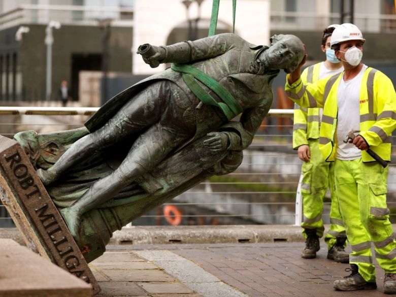 george floyd protests spread worldwide causing uks slave traders statue outside london museum removed