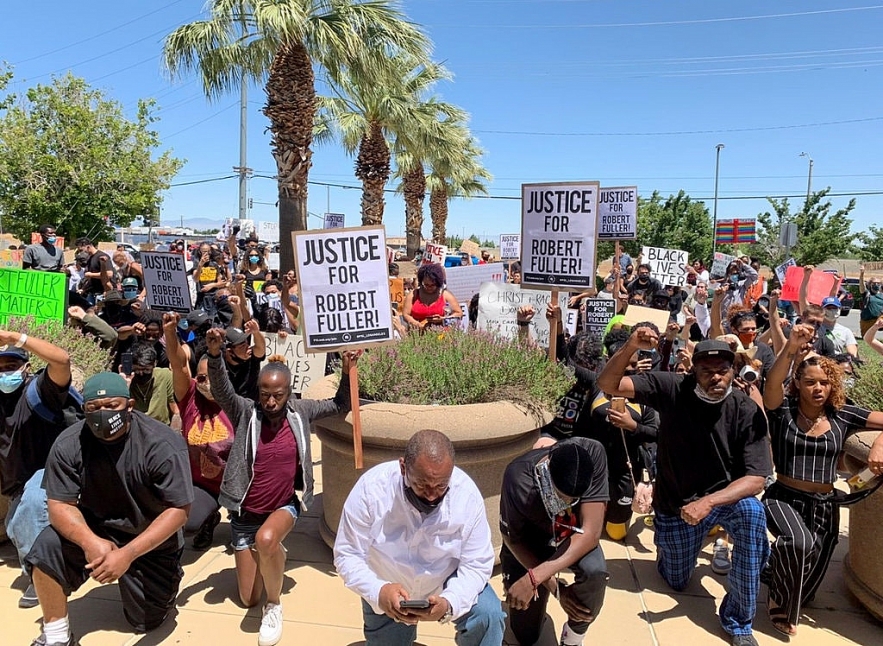 protests in america update protestors set fire to the restaurant where rayshard brooks shot