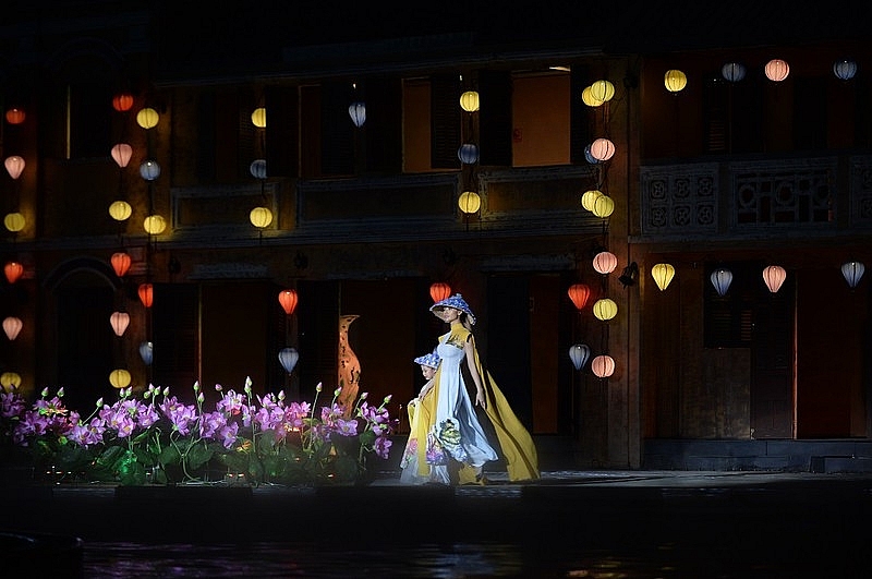 Impressive Hoi An Ao Dai festival absorbs tourists