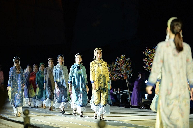 Impressive Hoi An Ao Dai festival absorbs tourists