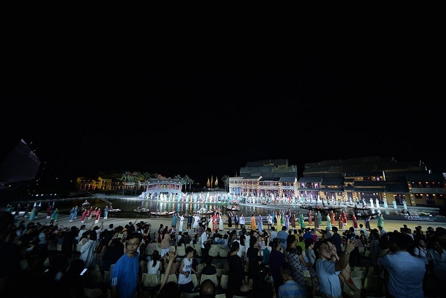 Impressive Hoi An Ao Dai festival absorbs tourists