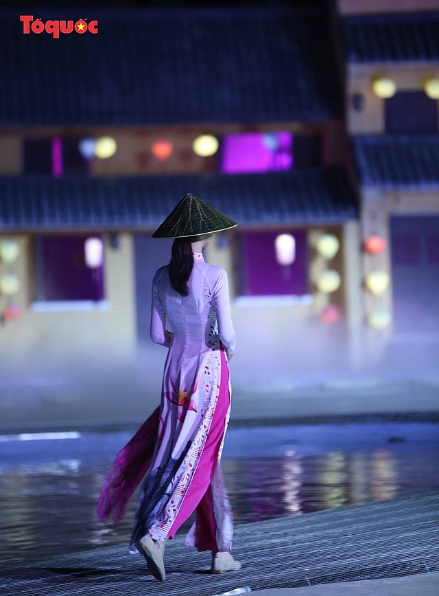 Impressive Hoi An Ao Dai festival absorbs tourists