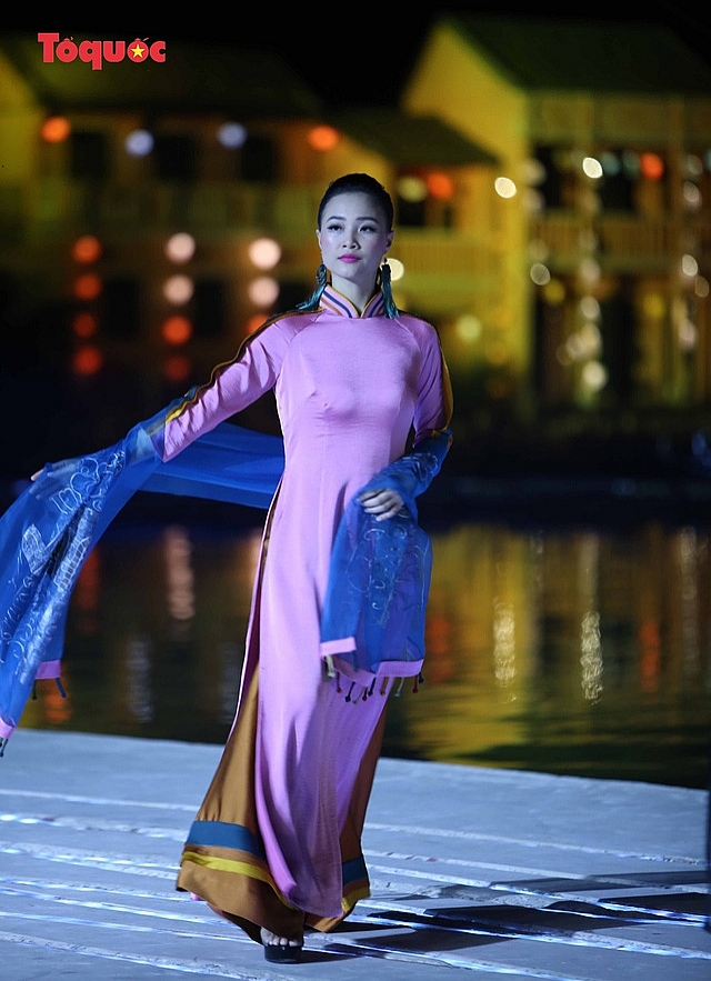 Impressive Hoi An Ao Dai festival absorbs tourists