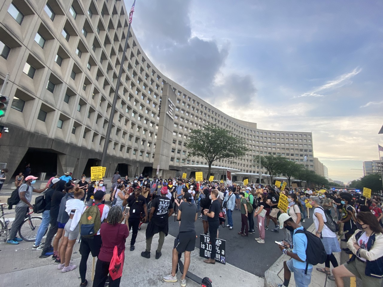 Protests in America update: Trump signed order to encourage police to limit deadly force 