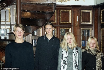 extremely rare photos of putins daughters taken when he first took power