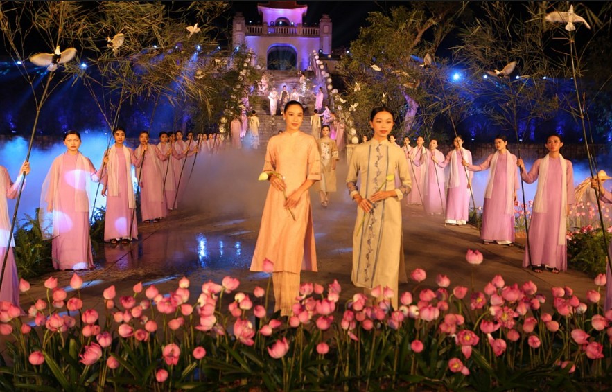 Diplomats And Families Wear Traditional Vietnamese Ao Dai At Exhibition