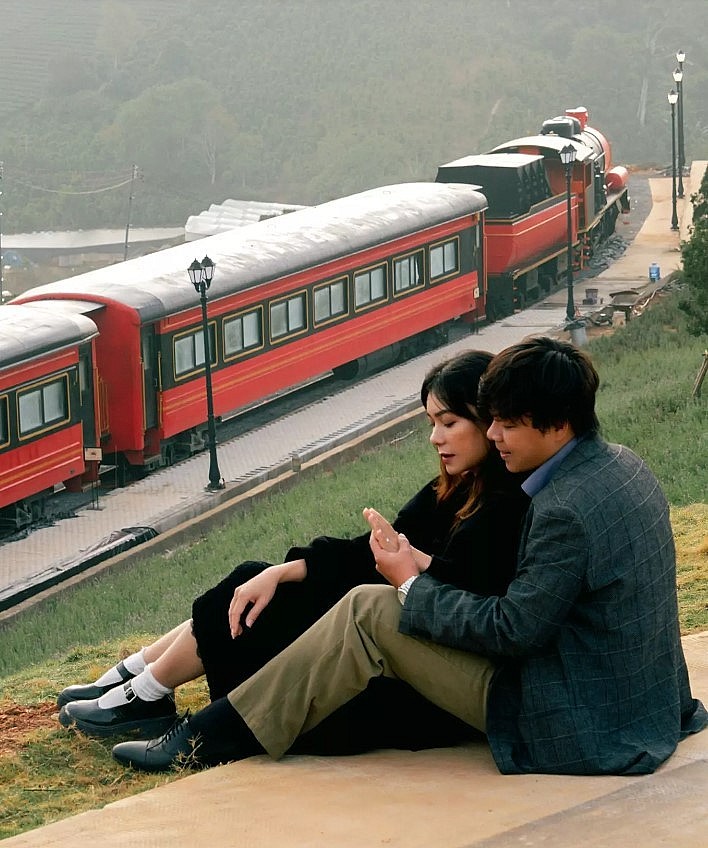 The Red Train Lost In Da Lat Flower Field Attracts Tourists