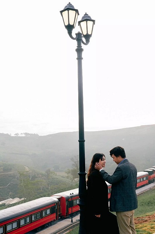 The Red Train Lost In Da Lat Flower Field Attracts Tourists