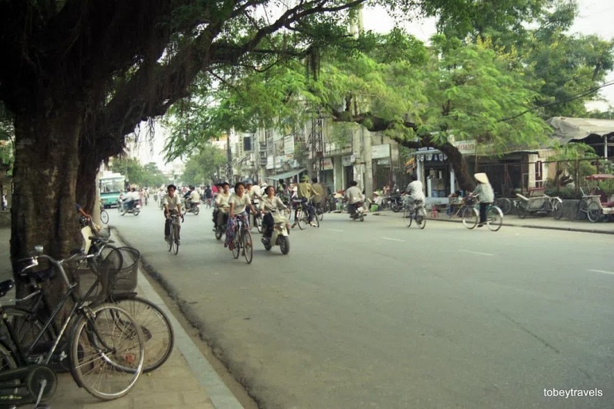  Quoc Tu Giam Street seen from the sidewalk in front of the Temple of Literature (Van Mieu Quoc Tu Giam, Hanoi) in 1996. Photo: Tobeytravels Flickr.