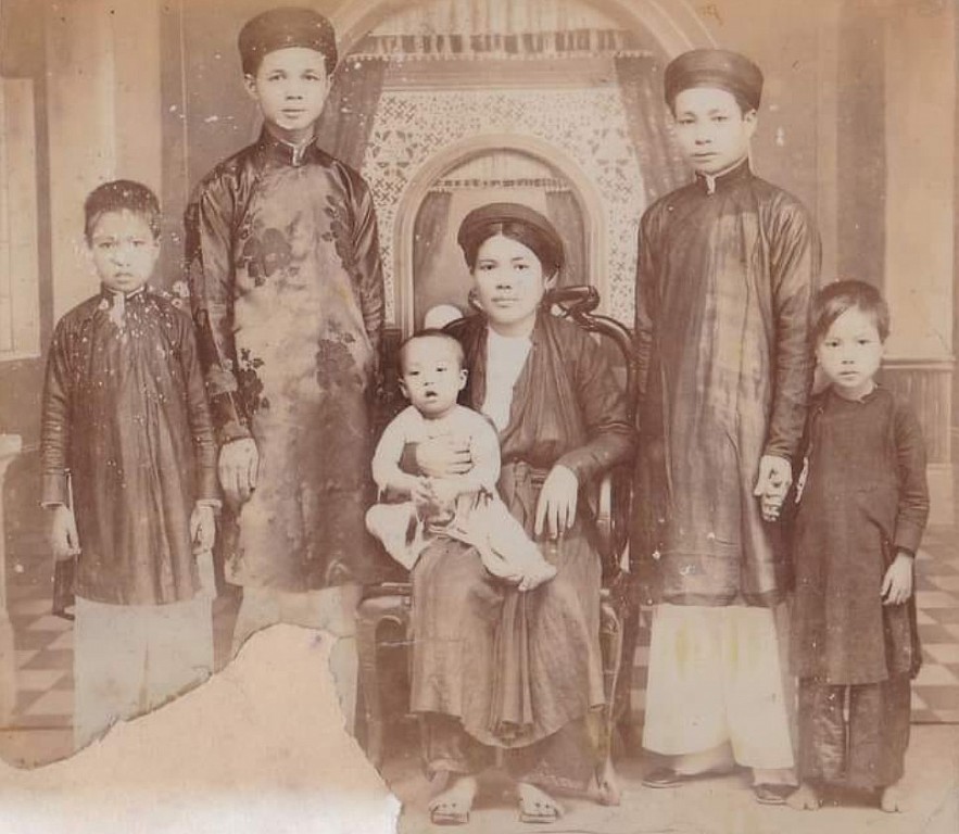 A Hanoian family in 1932. Photo collector: Minh Tuan