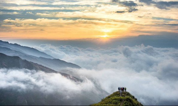 ta xua clouds hunting exploring exotic dinosaur backbone in vietnam