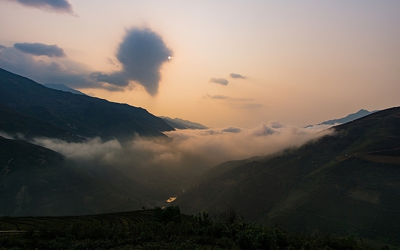 ta xua clouds hunting exploring exotic dinosaur backbone in vietnam