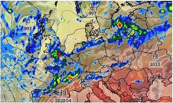 uk and europe weather forecast latest august 15 thunderstorm warnings issued for the weekend in uk amid the fierce heatwave