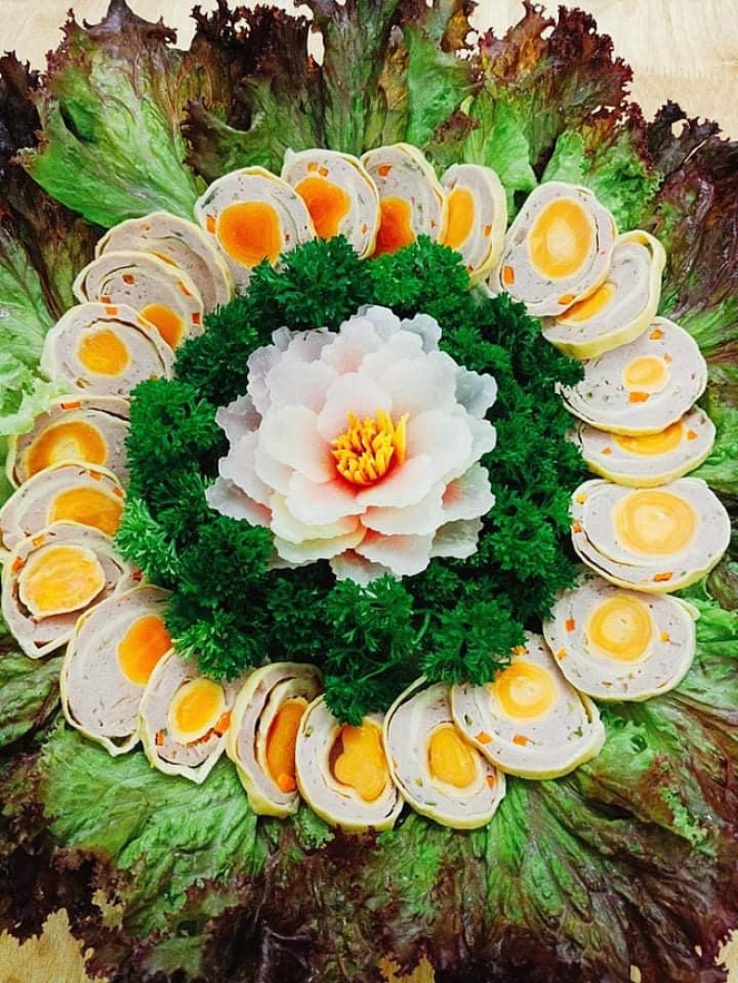 Vietnamese woman inspires cooking with flowers images on dishes