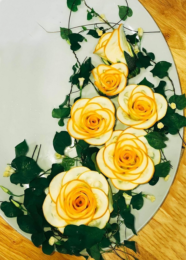 Vietnamese woman inspires cooking with flowers images on dishes