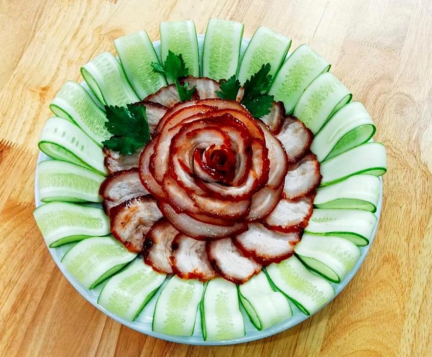 Vietnamese woman inspires cooking with flowers images on dishes