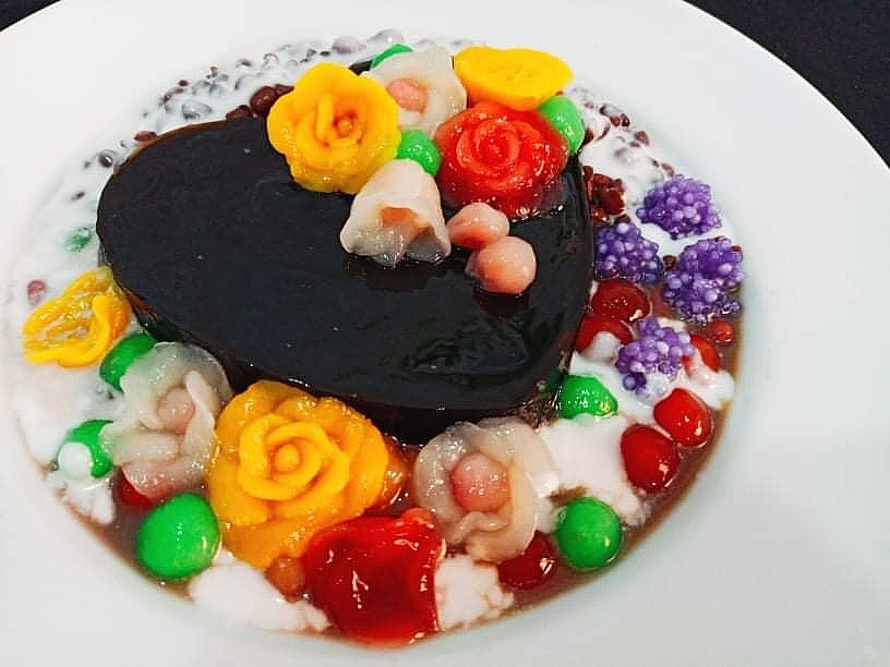 Vietnamese woman inspires cooking with flowers images on dishes