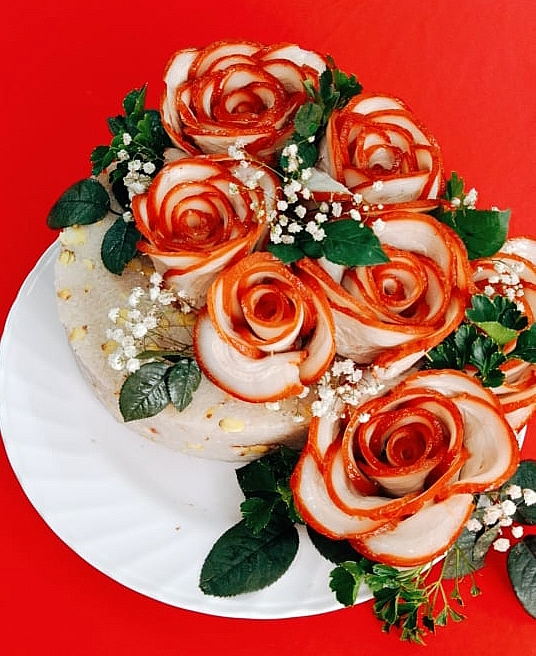 Vietnamese woman inspires cooking with flowers images on dishes