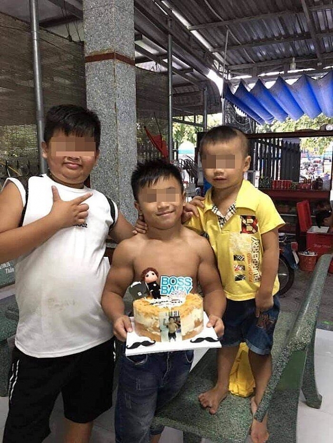 Vietnamese 10 year old boy with rolling muscles stuns foreign social media