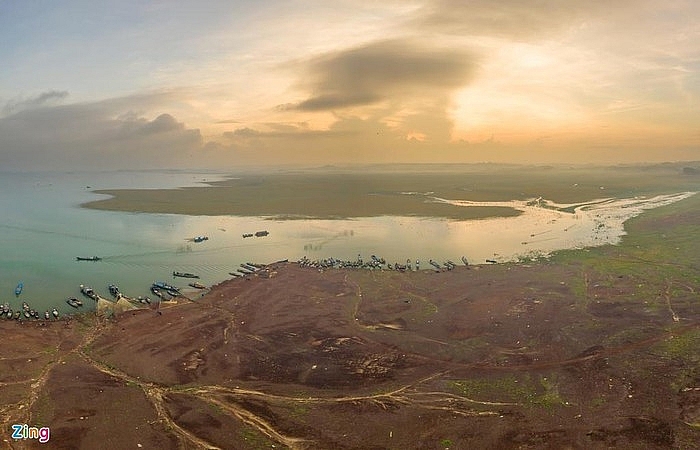 Indulging impressive green algae season in Tri An lake