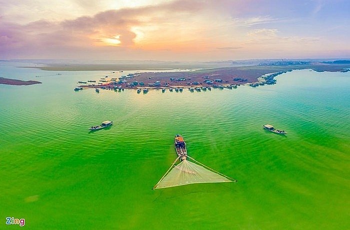 Indulging impressive green algae season in Tri An lake