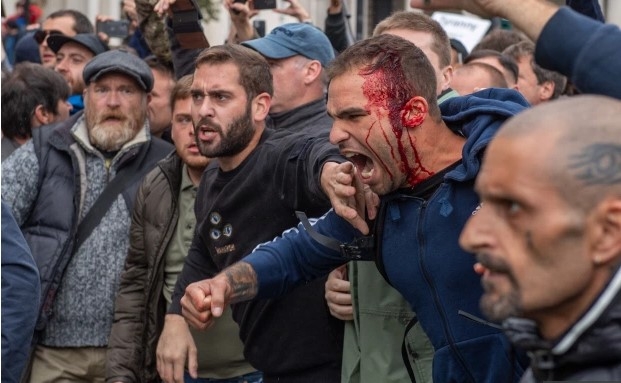 UK: Nine cops injured as Square and Park bombarded by thousands of maskless protesters