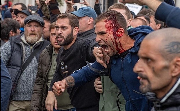 UK: Nine cops injured as Square and Park bombarded by thousands of maskless protesters