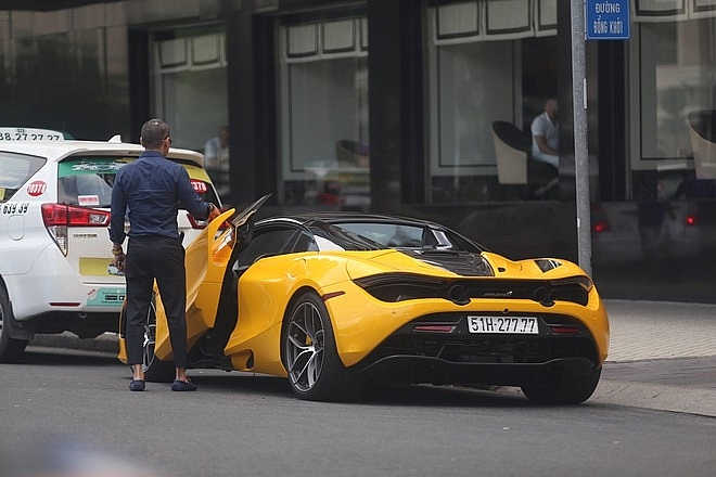 convertible mclaren 720 spider supercar casts doubt on attaching fake number plate in hcmc