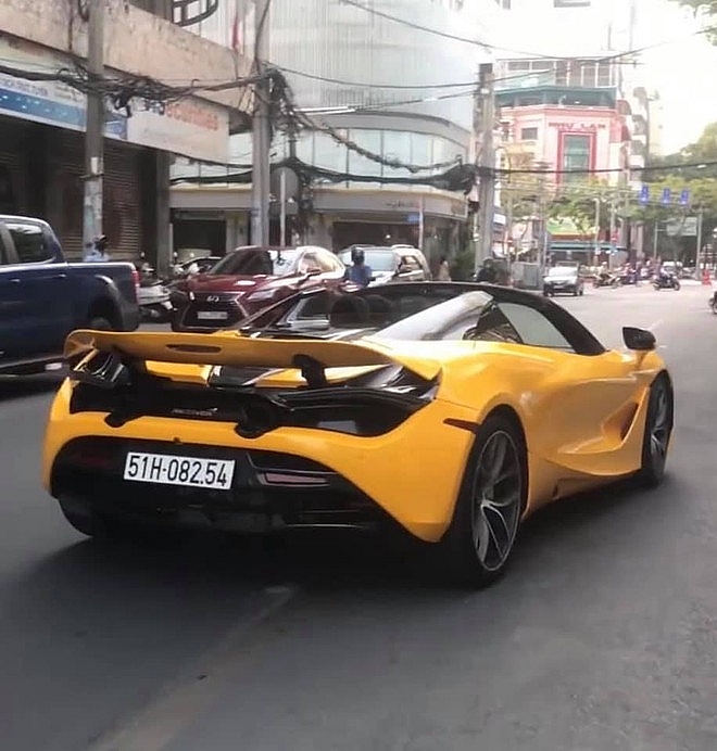 convertible mclaren 720 spider supercar casts doubt on attaching fake number plate in hcmc