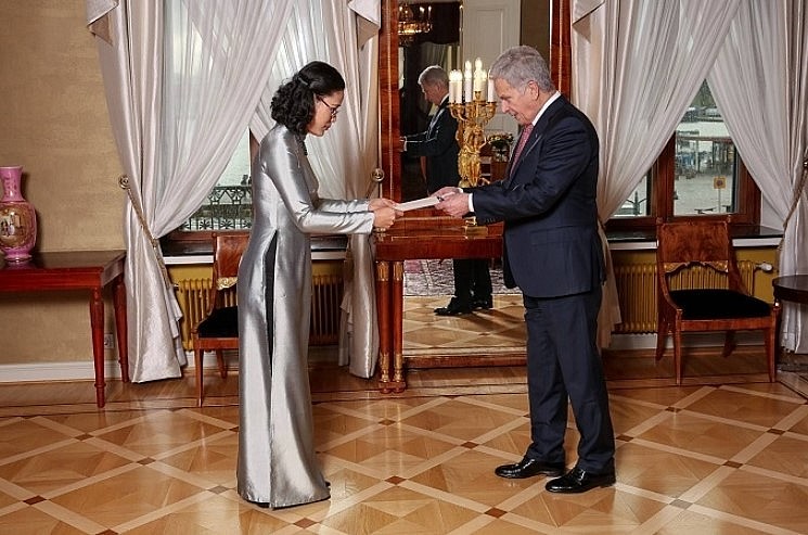 Vietnamese Ambassador Dang Thi Hai Tam presents her credentials to Finnish President Sauli Niinistö. Photo: baoquocte.vn