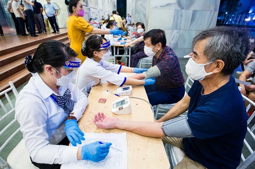Hanoi set to ease social distancing restrictions after ramping up vaccination
