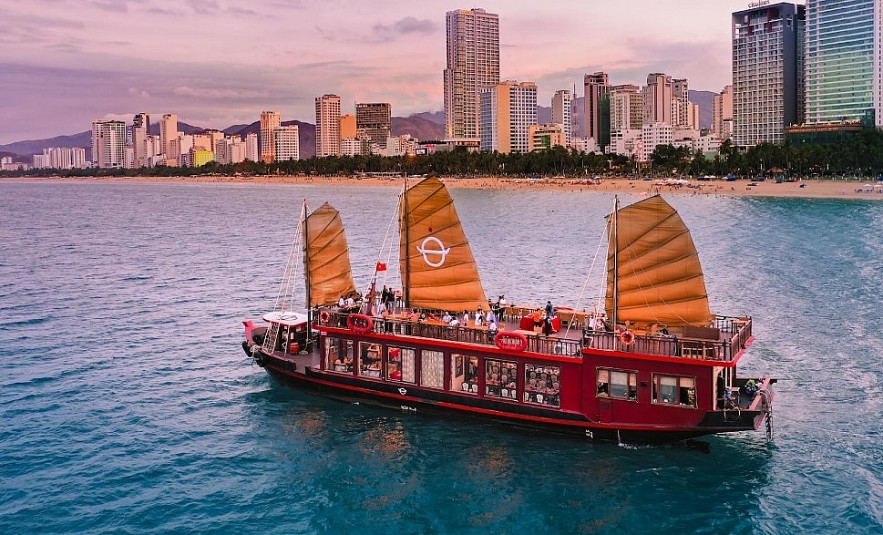 yacht in vietnam