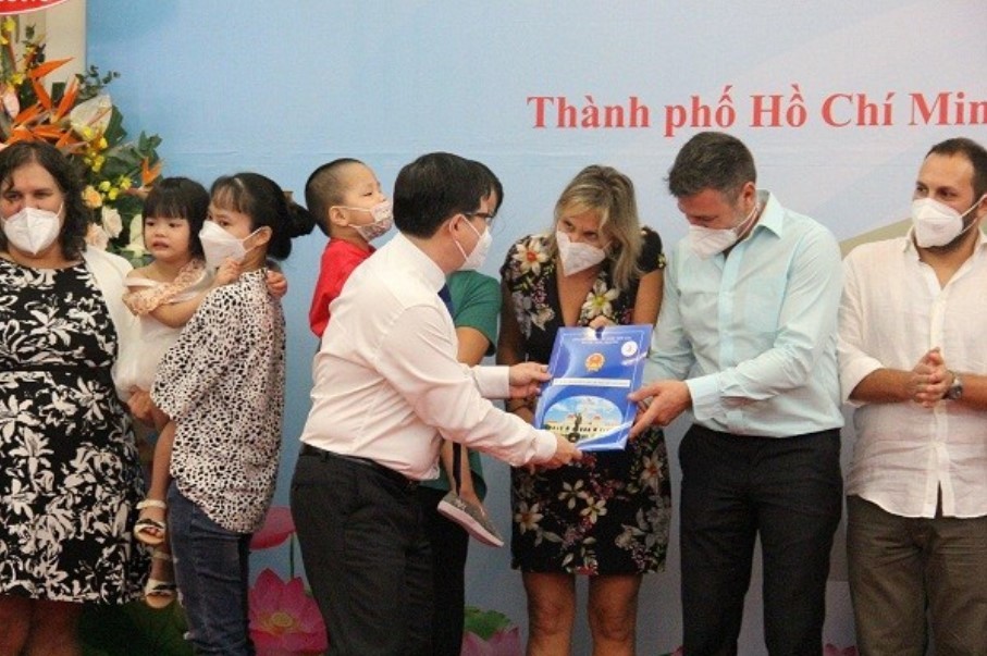 91 european families pick up adopted children in vietnam