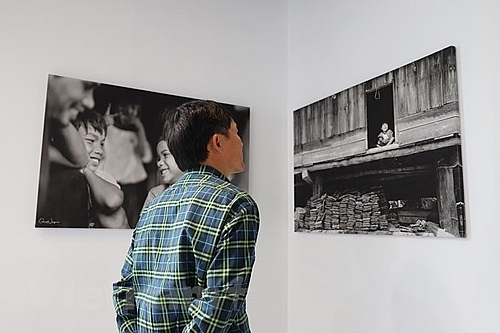 An fundraising photo exhibition in Australia opened by Vietnamese photographer to support Central Vietnam