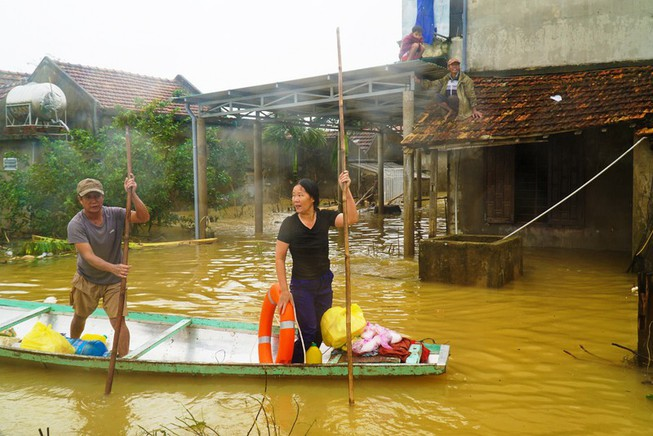 An fundraising photo exhibition in Australia opened by Vietnamese photographer to support Central Vietnam