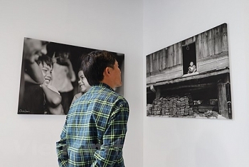 a fundraising photo exhibition in australia opened by vietnamese photographer to support central vietnam