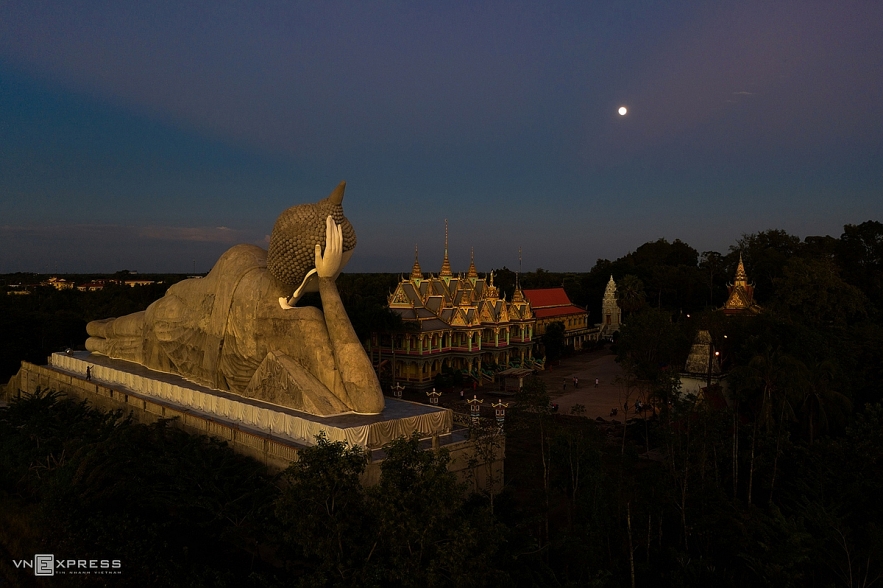 Indulging in magnificent beauty of Som Rong Pagoda with charming architecture