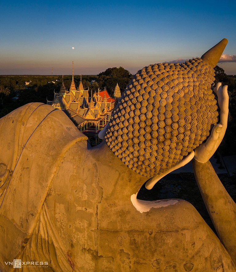 Indulging in magnificent beauty of Som Rong Pagoda with charming architecture