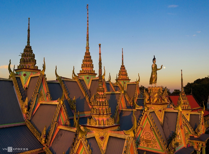 Indulging in magnificent beauty of Som Rong Pagoda with charming architecture