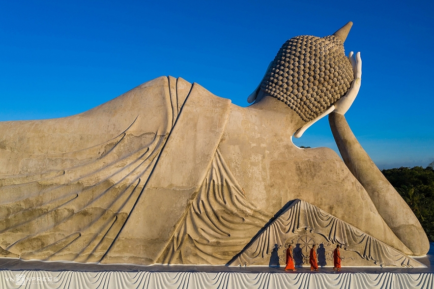 Indulging in magnificent beauty of Som Rong Pagoda with charming architecture