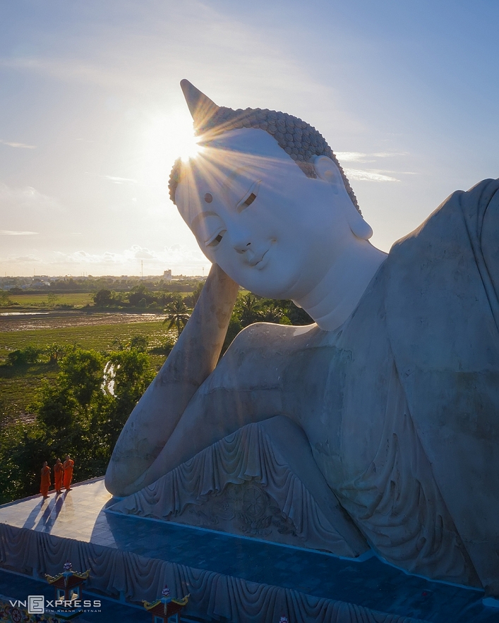 Indulging in magnificent beauty of Som Rong Pagoda with charming architecture